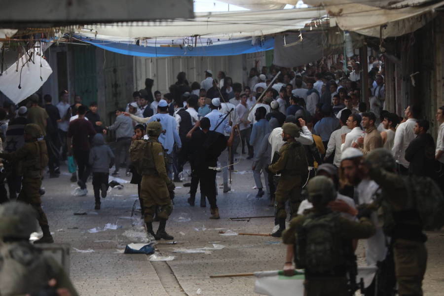 Israeli security forces deployed amid altercations between Jewish settlers on their way to visit the tomb of Othniel ben Kenaz in Palestinian Authority-controlled area with Palestinian residents, in Hebron, Nov. 19, 2022. (Photo: Mamoun Wazwaz/Reuters)