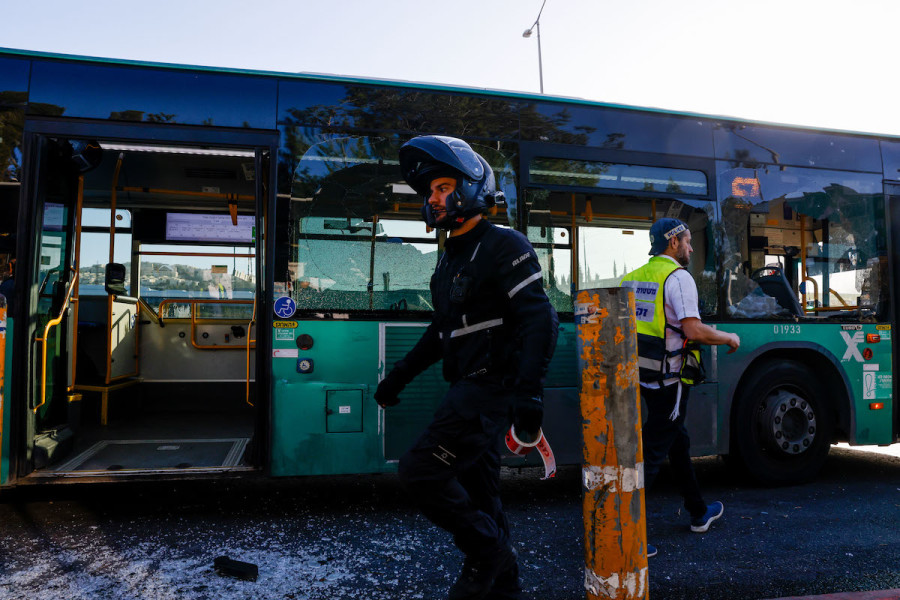 Police and security personnel at the scene of a suspected terror attack in Ramot, Jerusalem, November 23, 2022. (Photo: Olivier Fitoussil/Flash90)