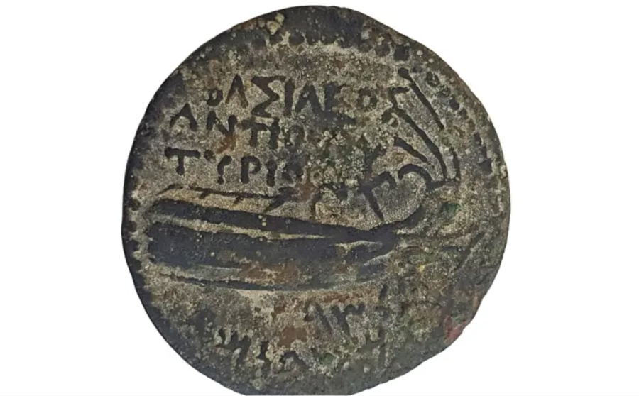 Antiochus IV coin discovered by the Antiquities Authority in home of suspected illegal artifacts digger. (Photo: Nir Distelfeld/Israel Antiquities Authority)