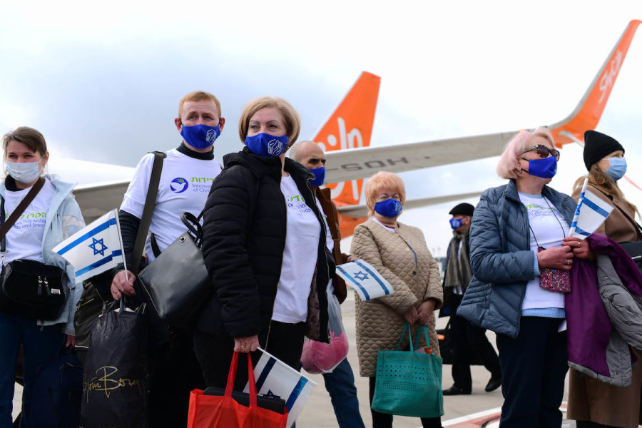 Ukrainian immigrants arrive at Ben Gurion International Airport near Tel Aviv, Israel, as part of an aliyah from Ukraine, Feb. 20, 2022. (Photo: Tomer Neuberg/Flash90)