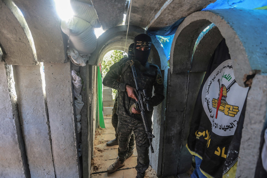 A member of Saraya al-Quds, the military wing of the Palestinian Islamic Jihad, takes position inside a military tunnel near the "Sword of Jerusalem" festival in Beit Hanoun in the northern Gaza Strip, May 18, 2022. (Photo: DPA/Picture Alliance)
