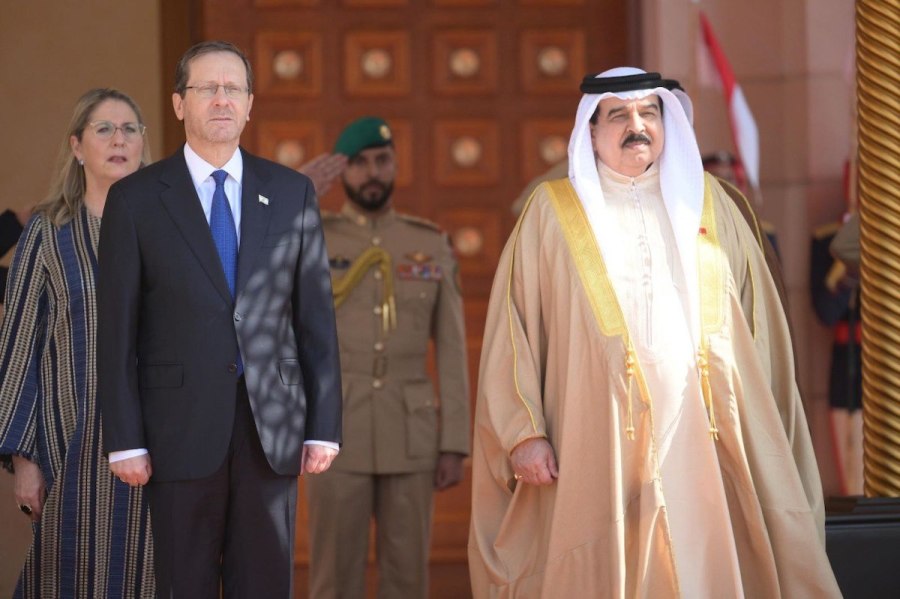 Israeli President Isaac Herzog welcomed by Bahraini King Hamad bin Isa Al Khalifa in Manama, Dec. 4, 2022 (Photo: Amos Ben-Gershom/GPO)
