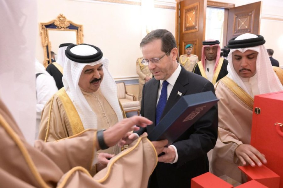 President Isaac Herzog with Bahraini King Hamad bin Isa Al in the Al-Qudaibiya Palace in Manama, Dec. 4, 2022 (Photo: Amos Ben-Gershom/GPO)
