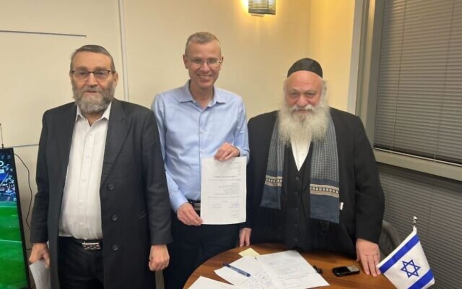 United Torah Judaism MKs Moshe Gafni (left) and Yitzhak Goldknopf (right) sign an interim coalition deal with Likud negotiator Yariv Levin, Dec. 6, 2022. (Courtesy)