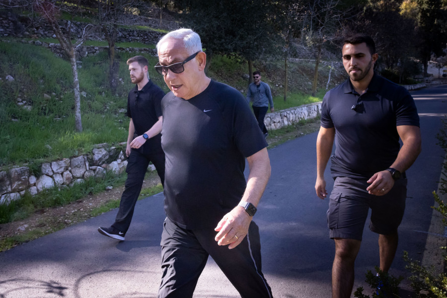 Likud Head MK Benjamin Netanyahu seen exercising during a morning walk in Jerusalem on Dec. 11, 2022. (Photo: Olivier Fitoussi/Flash90)