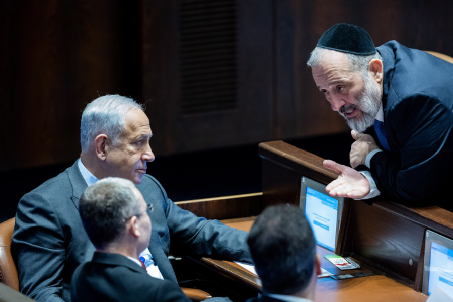 Likud Head MK Benjamin Netanyahu speaks with MK Aryeh Deri during a vote for the new Knesset speaker, Dec. 13, 2022. (Photo: Yonatan Sindel/Flash90)
