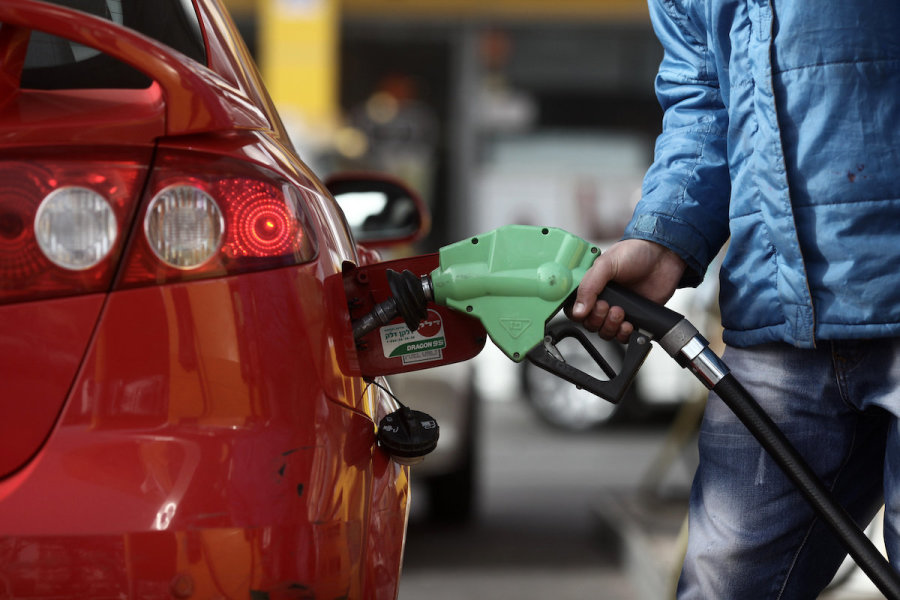 Illustrative image of an Israeli filling up his car with gasoline (Photo: Kobi Gideon/Flash90)
