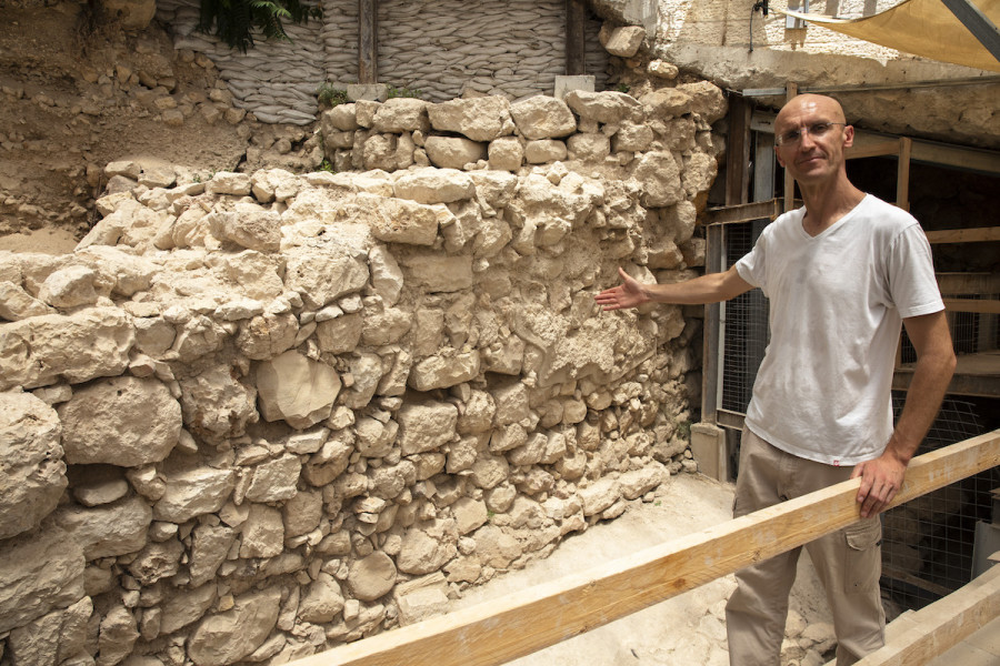 Excavation Director Philip Wakosowicz stands next to the missing section of the walls of Jerusalem that the Babylonians encountered when they destroyed the city, in the City of David National Park, Jul. 14, 2021. (Photo: Olivier Fitoussi/Flash90)
