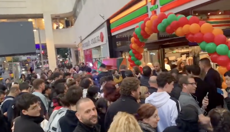 Israelis at the opening of the country's first 7-Eleven (Photo: Screenshot)