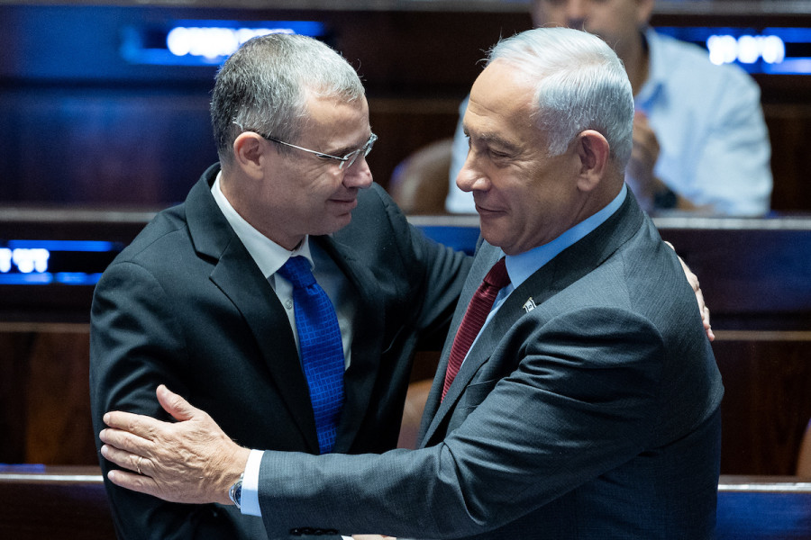 Likud head Benjamin Netanyahu speaks with Yariv Levin during a vote for the new Knesset speaker at the Knesset assembly hall in Jerusalem, Dec. 13, 2022. (Photo: Yonatan Sindel/Flash90)