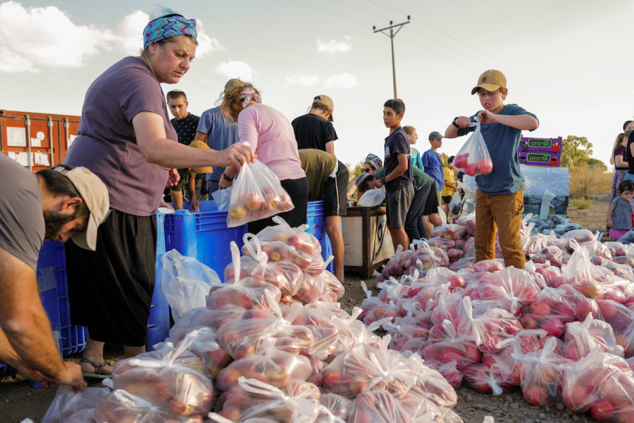 Students prepare food packages for needy Israelis for the Jewish holiday of Rosh Hashanah, Sept. 21, 2022. (Photo: Michael Giladi/Flash90)
