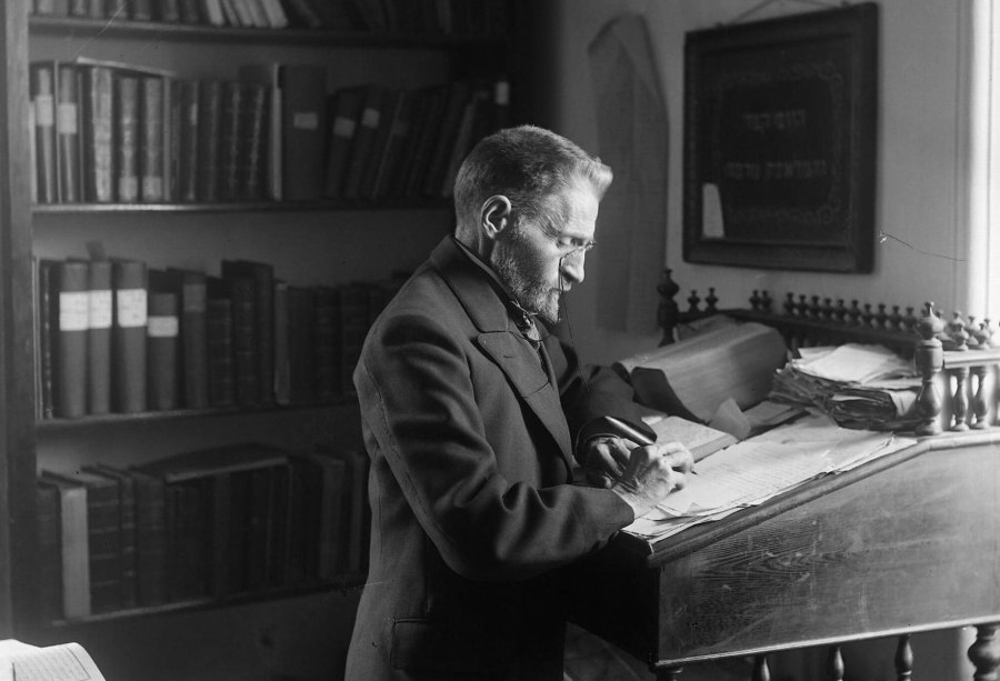 Eliezer Ben Yehuda in his house in Jerusalem (Photo: Public domain)
