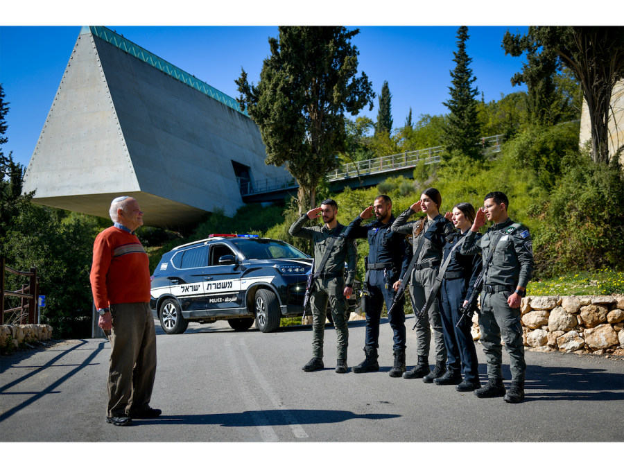 Israeli police officers saluting Shlomo, a Holocaust survivor, outside of Yad Vashem Holocaust Memorial Museum (Photo: Israel Police Spokesperson’s Unit)