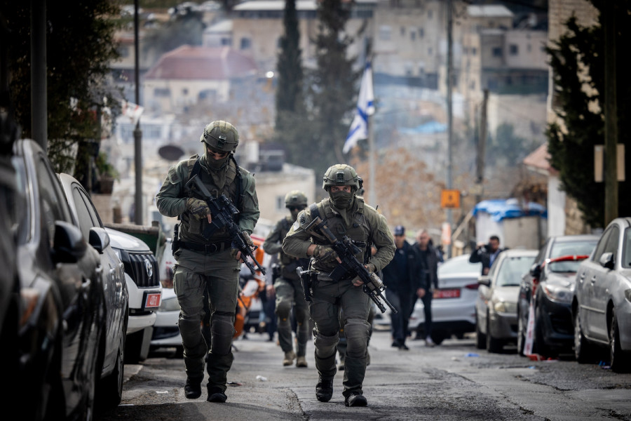 Police and rescue personnel at the scene of a terror attack in the City of David, in East Jerusalem, Jan. 28, 2023. (Photo: Yonatan Sindel/Flash90)