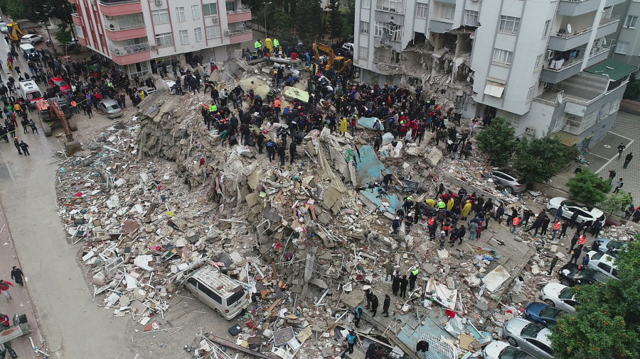 People search through rubble following an earthquake in Adana, Turkey February 6, 2023. Ihlas News Agency (IHA) via REUTERS