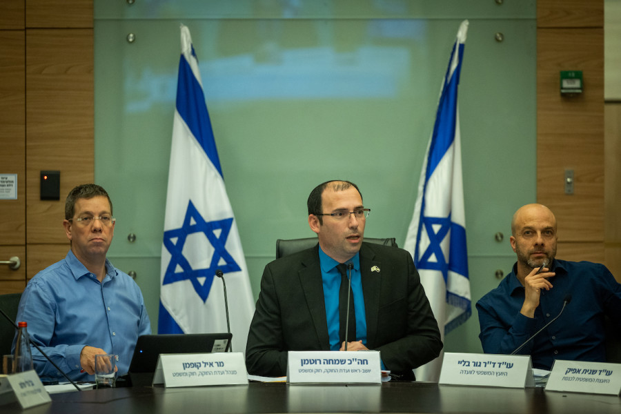 MK Simcha Rotman, head of the Constitution Committee leads a committee meeting at the Knesset in Jerusalem, Feb. 6, 2023. (Photo: Yonatan Sindel/Flash90)