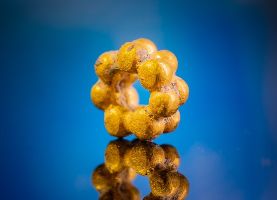 The gold bead that was discovered in the excavations of the Antiquities Authority in the City of David (Photo: Kobi Harathi)