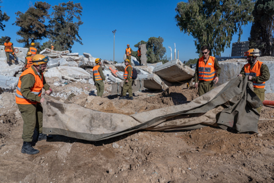 Members of the Knesset Honor Guard, Home Front Command, Firefighters, IDF and Israel's Magen David Adom Emergency Medical Services participate in an emergency drill simulating an earthquake near Ashkelon, on December 19, 2019. Photo by Yaniv Nadav/Flash90