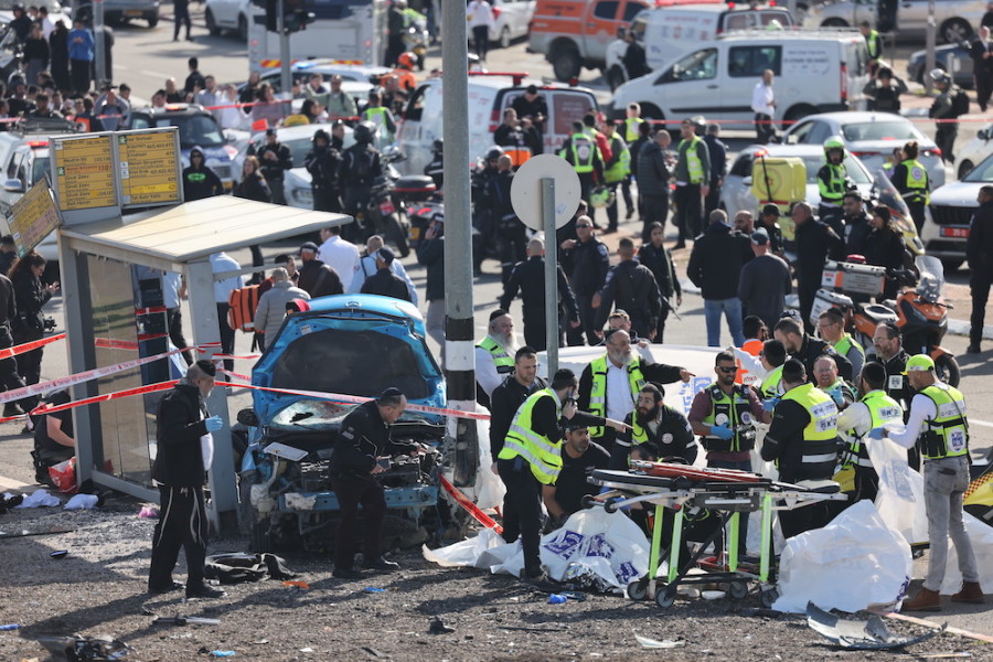 Rescue and police at the scene of a terror attack at the Ramot junction in Jerusalem, Feb. 10, 2023. (Photo: Yonatan Sindel/Flash90)