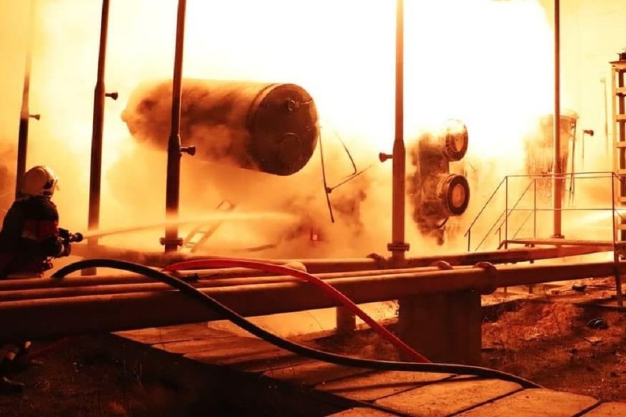 Kyiv, Ukraine.- In the photos taken on October 27, 2022, firefighters try to control a fire after new Russian attacks by kamikaze drones allegedly bought from Iran. Photo: Handout / Latin America News Agency via Reuters Connect