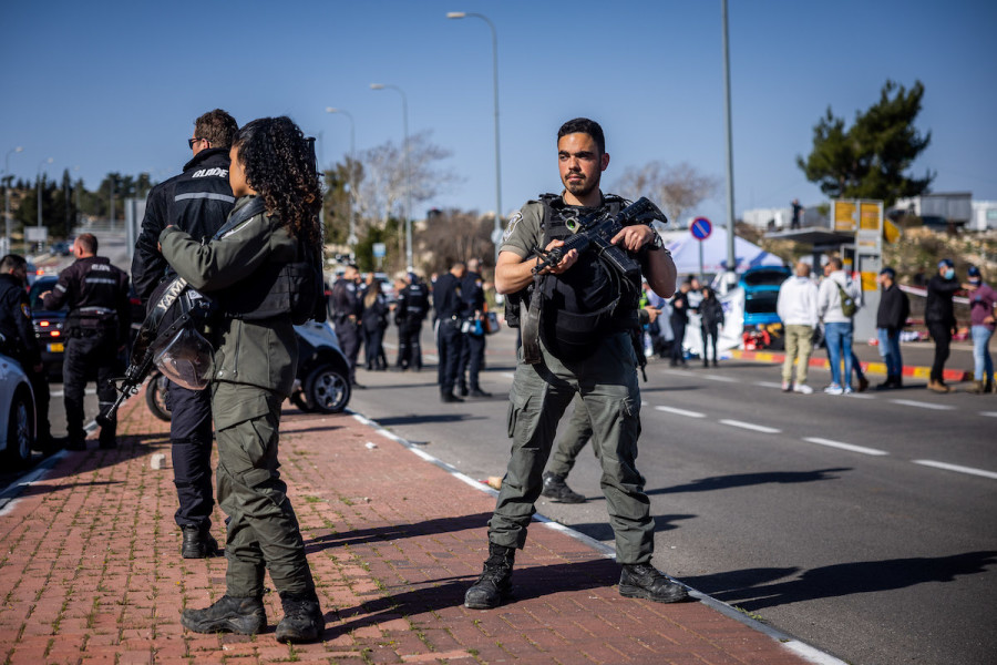 Israeli security forces at the scene of the deadly car-ramming attack near the Ramot junction, in Jerusalem, Feb. 10, 2023. (Photo: Yonatan Sindel/Flash90)