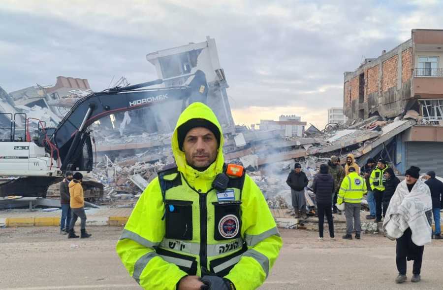 Israeli volunteer with Rescuers Without Borders in Turkey (Photo courtesy)