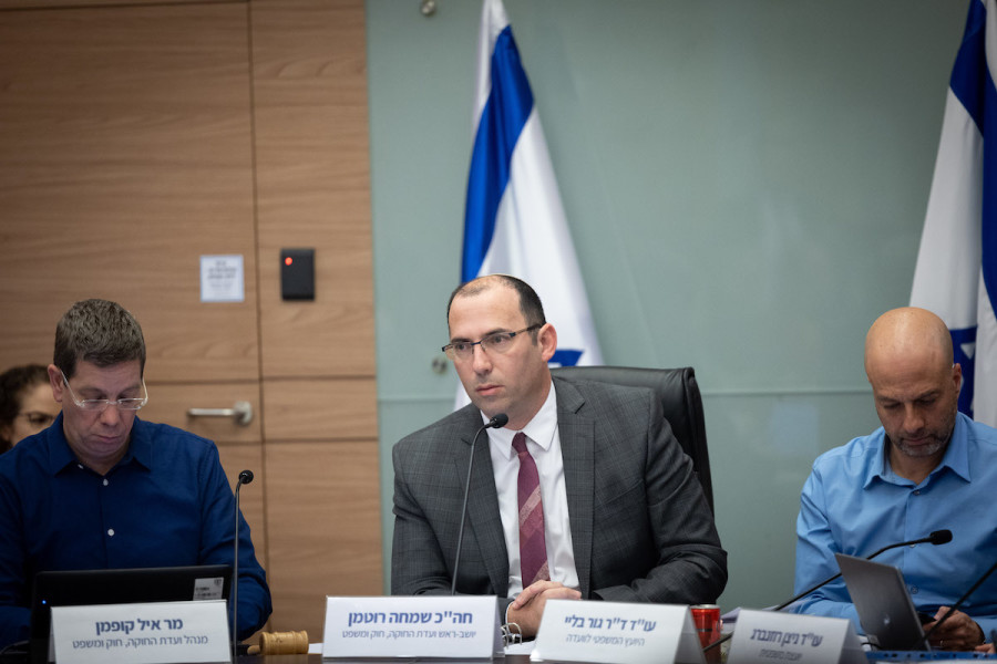 MK Simcha Rotman, head of the Constitution Committee, leads a committee meeting at the Knesset in Jerusalem, February 20, 2023. (Photo: Yonatan Sindel/Flash90)