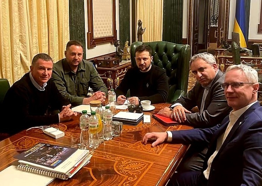 Knesset Members Yuli Edelstein (far left) and Ze'ev Elkin (second from right) meet with Ukrainian President Volodymyr Zelenskyy in Kyiv (Photo: Yuli Edelstein/Twitter)