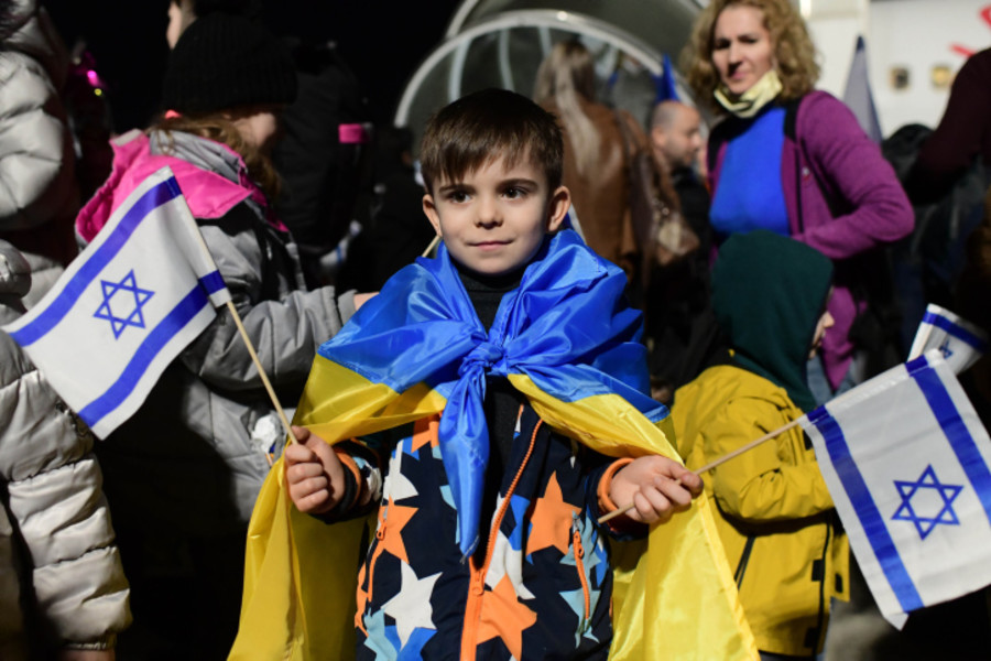 Jewish immigrants fleeing the war in Ukraine arrive at Ben Gurion International Airport near Tel Aviv, Mar. 9, 2022. (Photo: Tomer Neuberg/Flash90)