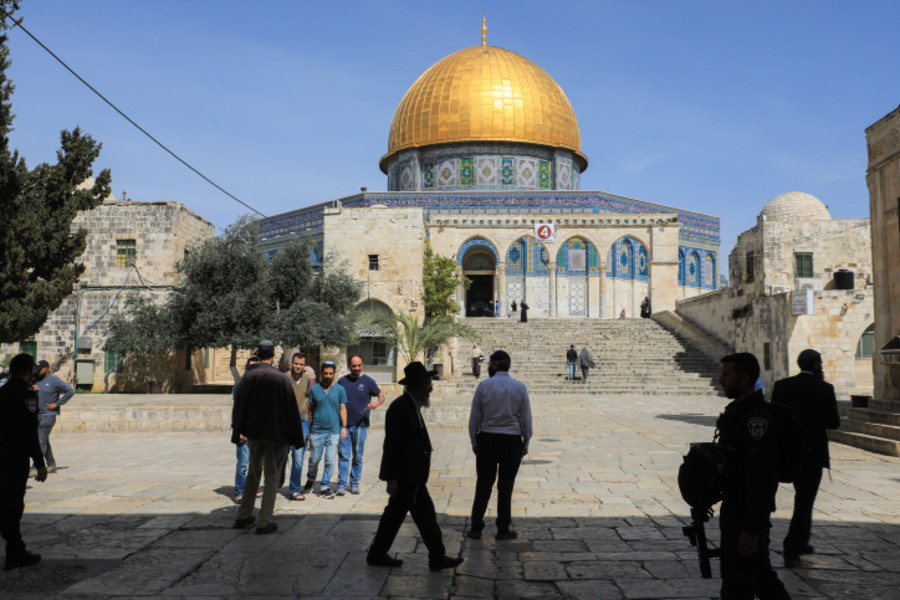 Israeli security forces escort a group of religious Jews as they visit the Temple Mount, also known as Haram al Sharif, in Jerusalem's Old City, March 31, 2022. Photo by Jamal Awad/Flash90