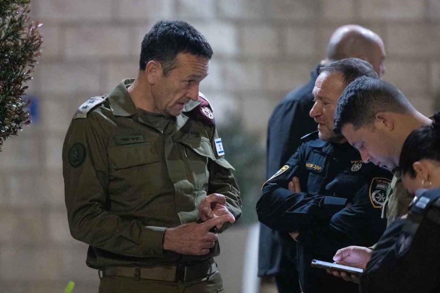 IDF Chief of Staff, Herzi Halevi speaks with Chief of Police Kobi Shabtai at police headquarters in Jerusalem, Jan. 27, 2023. (Photo: Yonatan Sindel/Flash90