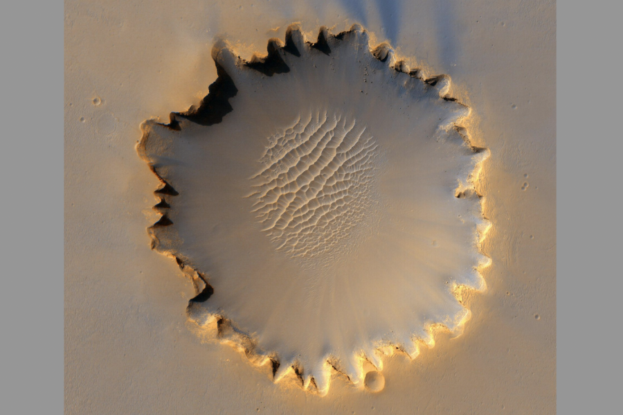Mars' Victoria Crater at Meridiani Planum is seen in this image taken by NASA's High Resolution Imaging Science Experiment (HiRISE) camera in this picture released Oct. 6, 2006. (Photo: REUTERS/NASA/JPL/Caltech/Handout)