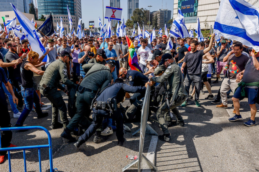 Israelis clash with police during a protest against the government's planned judicial overhaul, in Tel Aviv, Mar. 1, 2023. (Photo: Erik Marmor/Flash90)