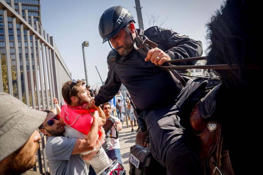 Israelis clash with police as they protest against the government's planned judicial overhaul, in Tel Aviv, Mar. 1, 2023. (Photo: Erik Marmor/Flash90)