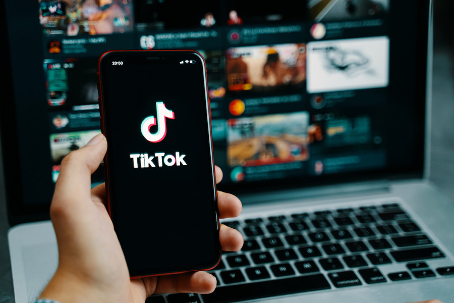 TikTok app on a mobile device (Photo: Shutterstock)