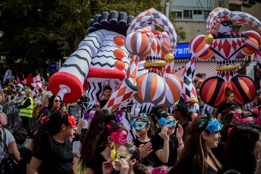 Israelis enjoy a purim parade in the city of Holon, during the Jewish holiday of Purim, Mar. 7, 2023. (Photo: Avshalom Sassoni/Flash90)
