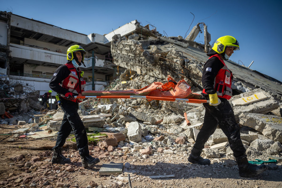 Israeli firefighters, volunteers of the Emergency Department of the Municipality of Jerusalem and Israeli Home Front Command soldiers take part in drill simulating a building collapse following an earthquake, in Ma'ale Adumim, Feb. 14, 2023. (Photo: Yonatan Sindel/Flash90)