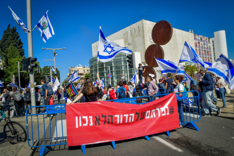 Parents and their children protest against the Israeli government's planned judicial overhaul, in Tel Aviv, March 16, 2023. Photo by Avshalom Sassoni/Flash90