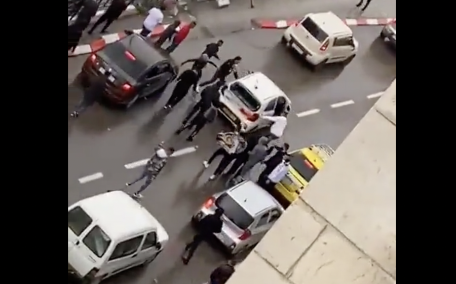 A group of Palestinian men attacking a car with two German tourists (Photo: Screenshot/Twitter)