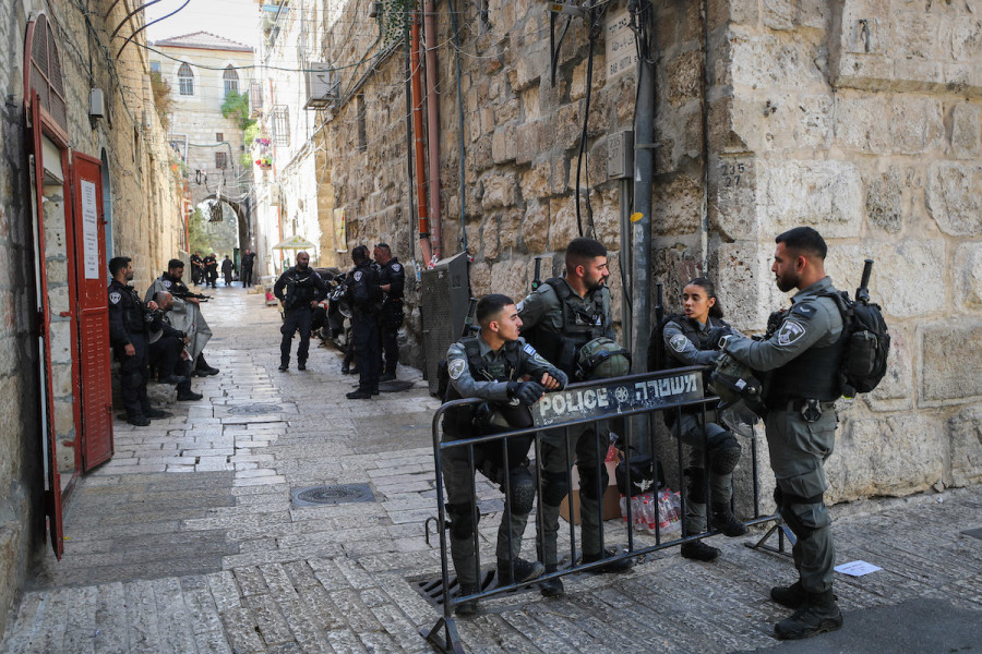 Israeli police guard outside the Al Aqsa mosque compound in Jerusalem's Old City, Sept. 27, 2022. (Photo: Jamal Awad/Flash90)