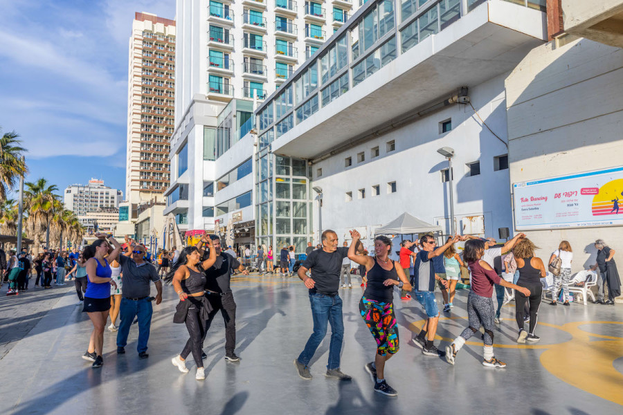 Israelis dancing on the boardwalk at the beach in Tel Aviv, Dec. 2, 2022. (Photo: Yossi Aloni/Flash90)
