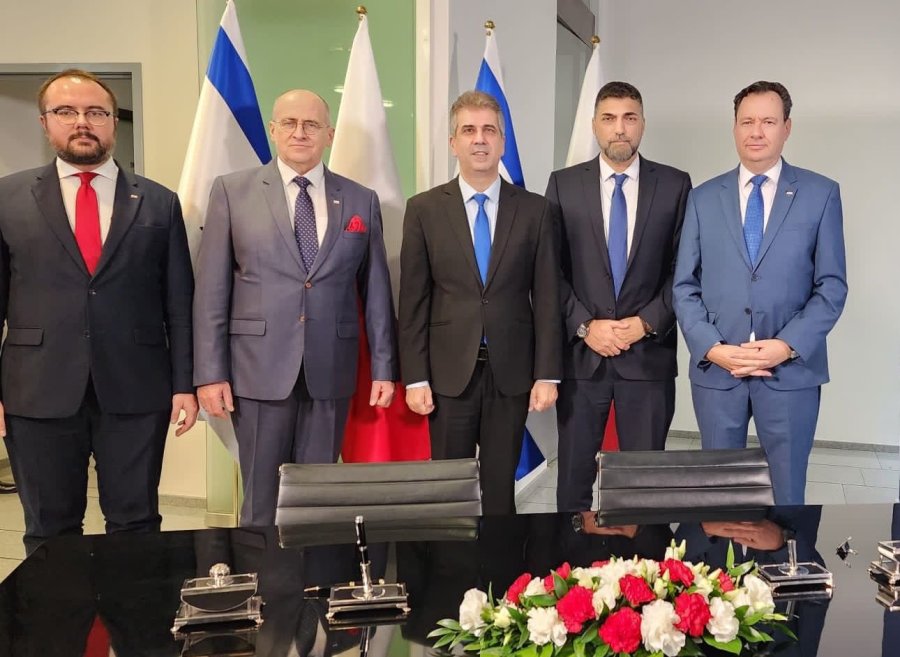 Israeli Foreign Minister Eli Cohen signs an agreement with Polish Foreign Minister Zbigniew Rau on the resumption of Israeli youth trips to Poland (Photo: Israel Foreign Ministry)