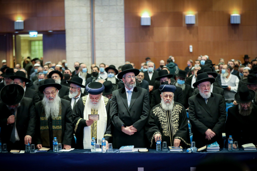 Israel's Ashkenazi Chief Rabbi David Lau, Sephardi Chief Rabbi Yitzhak Yosef, Jerusalem Sephardi Chief Rabbi Shlomo Amar, Rabbi Yisrael Meir Lau, chief rabbi of Tel Aviv and others attend a rally at the International Convention Center, Feb. 1, 2022. (Photo: Noam Revkin Fenton/Flash90)