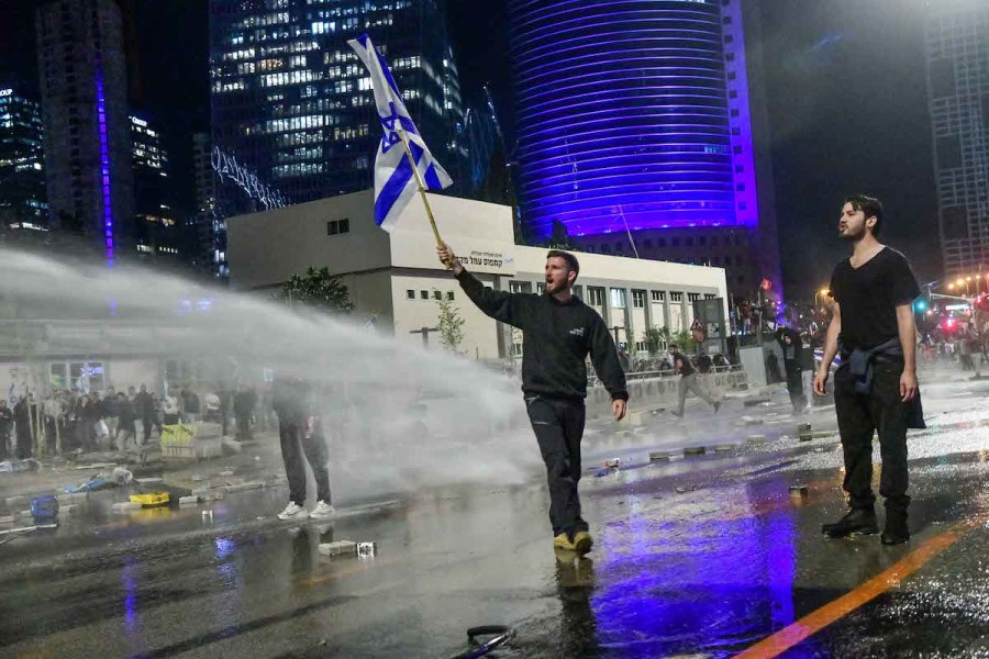 Israelis clash with police during a protest against the government's planned judicial overhaul, in Tel Aviv, Mar. 27, 2023. (Photo: Avshalom Sassoni/Flash90)