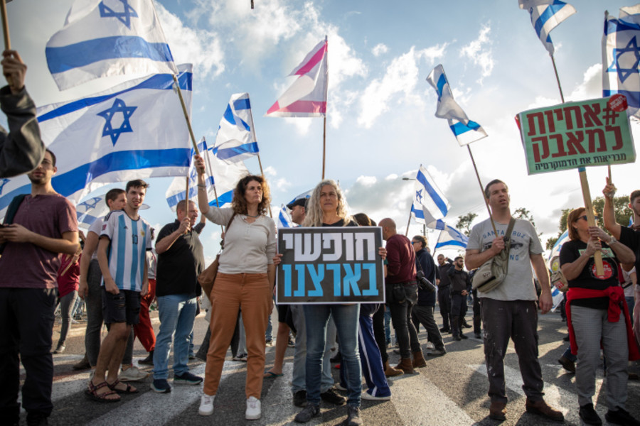 Israeli protesters rally against the government's judicial overhaul bills at Karkur junction, Mar. 27, 2023. (Photo: Shir Torem/Flash90)