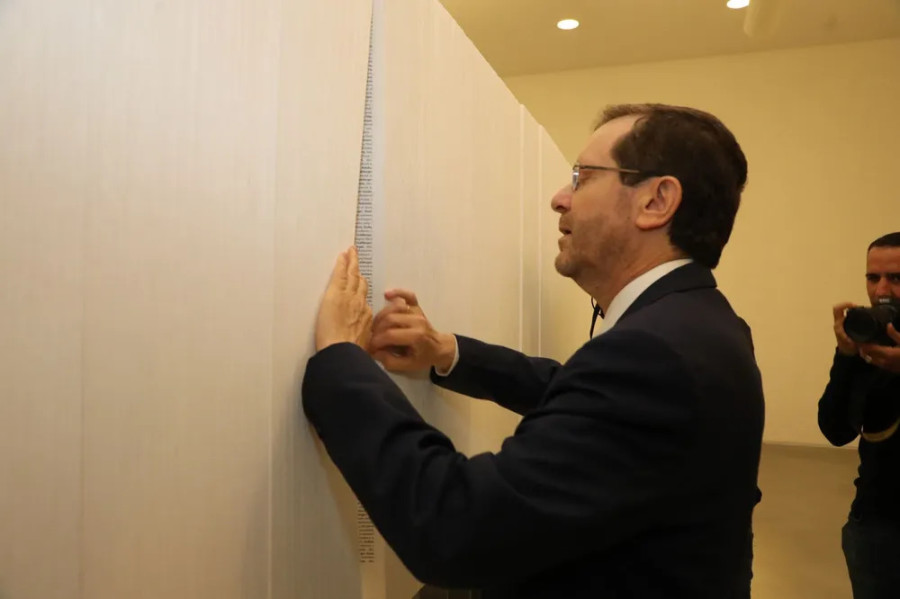 Israeli President Isaac Herzog inaugurating the Book of Names at Yad Vashem in Jerusalem, Israel. (Photo courtesy Yad Vashem Memorial)