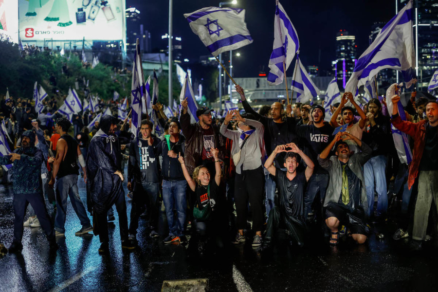 Israelis block the Ayalon highway and clash with police in Tel Aviv during a protest against the government's planned judicial overhaul, April 1, 2023. (Photo: Erik Marmor/Flash90)