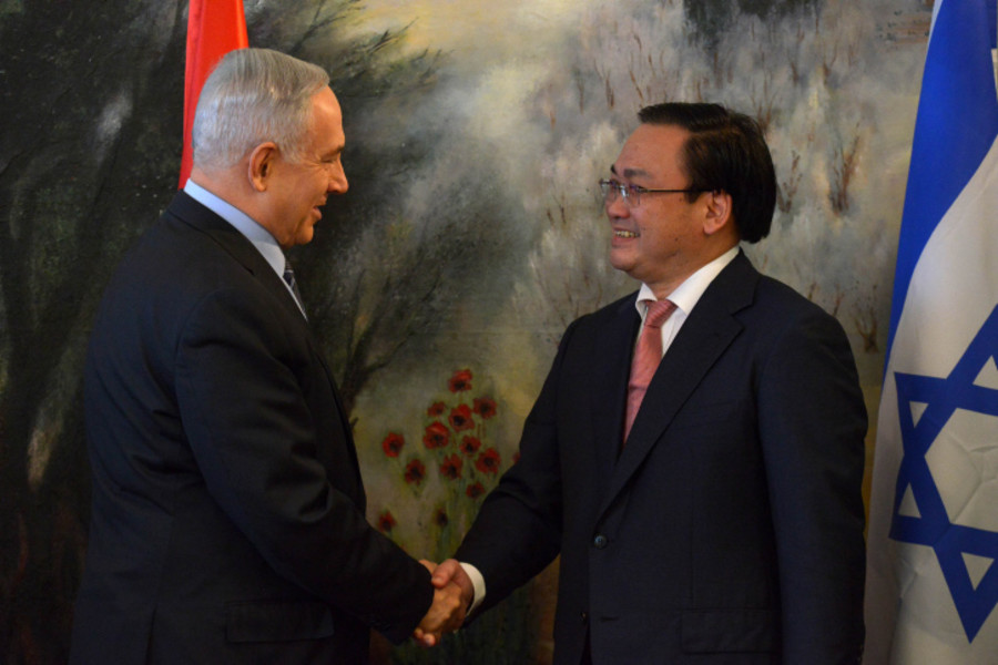 Israeli Prime Minister Benjamin Netanyahu (L) shakes hands with Deputy Prime Minister of Vietnam Hoàng Trung Hải, during a visit of a delegation from Vietnam at the Knesset, Israel's Parliament, in Jerusalem on December 2, 2015. Photo by Kobi Gideon / GPO