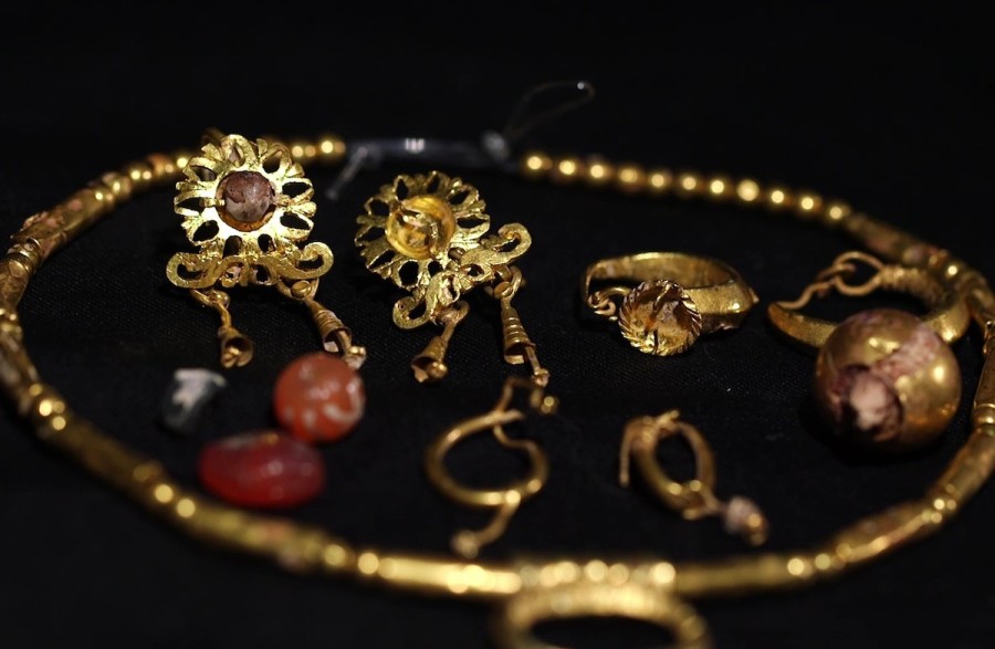 The assemblage of fine gold jewelry. (Photo: Emil Aladjem/ Israel Antiquities Authority