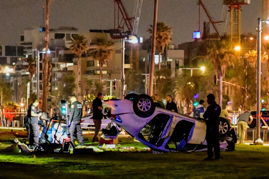 Police at the scene of a car-ramming attack in Tel Aviv, April 7, 2023. Photo by Avshalom Sassoni/Flash90